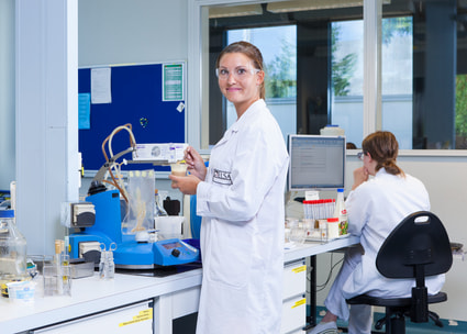 Mitarbeiterinnen im Labor Mitarbeiterinnen im Labor
